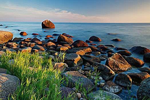 海岸线,波罗的海,漂石,雅斯蒙德国家公园,萨斯尼茨,梅克伦堡州,德国,欧洲