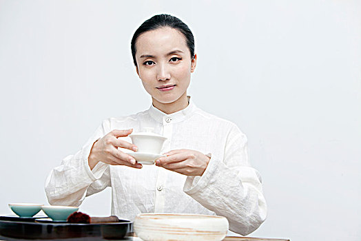 中国女性茶艺师做茶艺