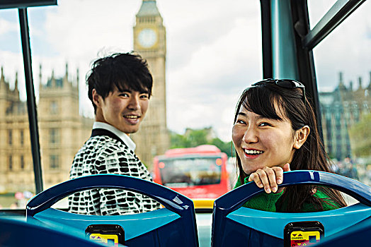 微笑,男人,女人,黑发,坐,正面,上面,双层巴士,伦敦,看镜头,议会大厦,大本钟,背景