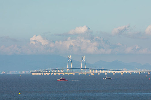 横跨珠江口海域伶仃洋上的港珠澳大桥