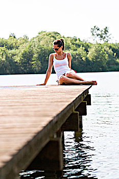 女青年,坐,木码头,湖
