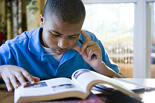 美国黑人,少男,家庭作业,桌子,读,课本