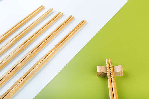 白背景上的木质筷子,提倡使用公筷创意图片