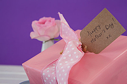 特写,高兴,母亲节,卡,礼盒,紫色背景