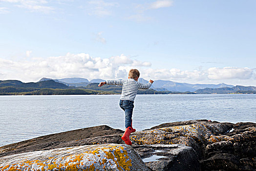 男孩,跳跃,石头,峡湾,挪威
