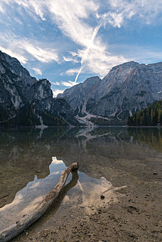 意大利多洛米蒂山脉著名湖泊braies布拉伊埃斯湖清晨宁静的湖面和山景