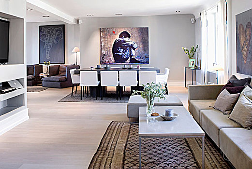 现代,休闲沙发,正面,就餐区,白色,软垫,椅子,大,艺术品,灰色,墙壁,室内