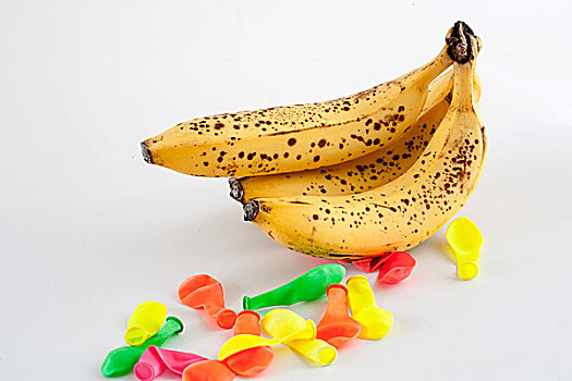 长斑点的香蕉和彩色气球