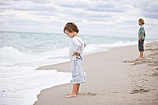 两个男孩,站立,海滩
