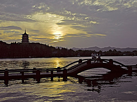 夕阳下的杭州雷峰塔