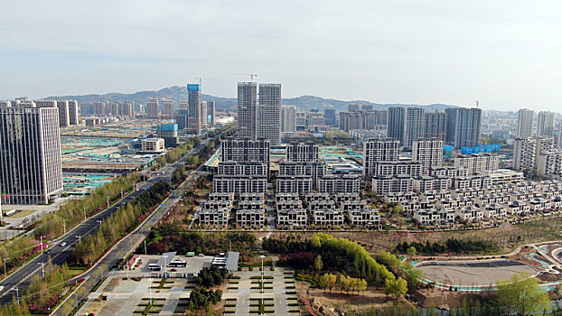 山东省日照市,百米高空俯瞰港城灿烂春光,红花绿草与高楼大厦相映成辉