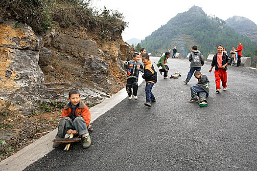 贵州山路上放学的孩子