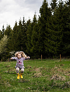 小,女孩,跳跃,树林