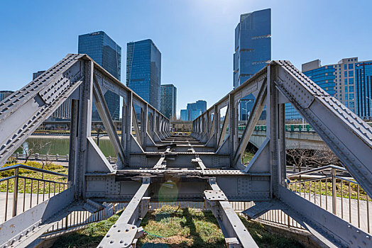 河南郑州高铁东站废旧的铁路桥及地标性建筑群