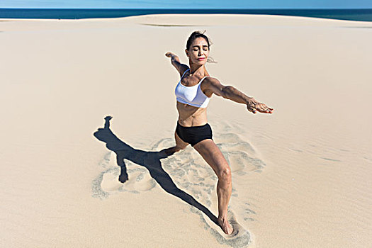 女人,海滩,展开双臂,伸展,瑜伽姿势