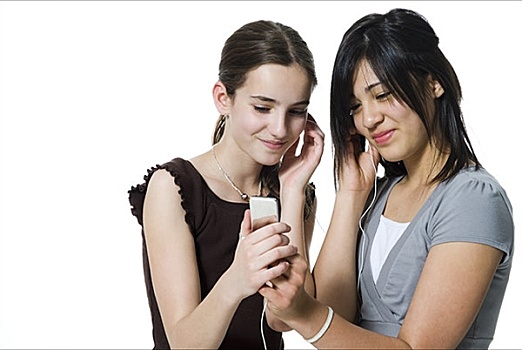 两个女孩,听,mp3播放器,微笑