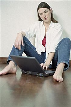 女人,笔记本电脑,坐在地板上