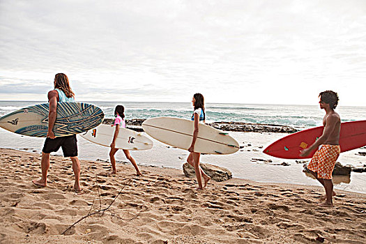 四个,年轻,朋友,冲浪板,海滩