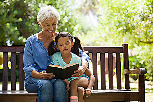 祖母,读,小说,孙女,坐,木制长椅,花园