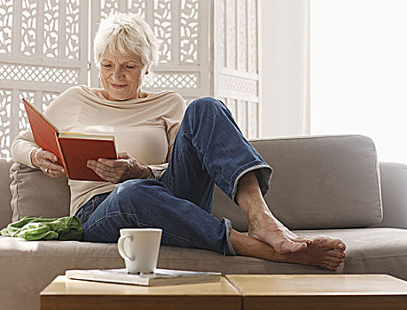 老年,女人,放松,沙发,书本