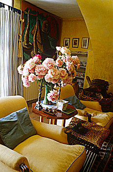 客厅,两个,大,舒适,扶手椅,软垫,黄色,涂绘,墙壁
