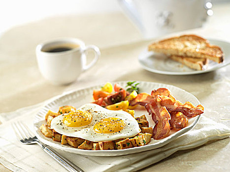 早餐,煎鸡蛋,上方,土豆,熏肉,新鲜,纯种西红柿,吐司,咖啡