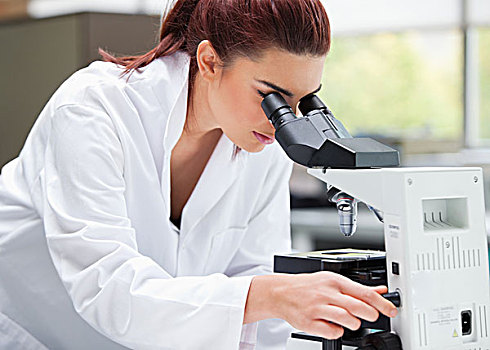 年轻,科学家,看,显微镜