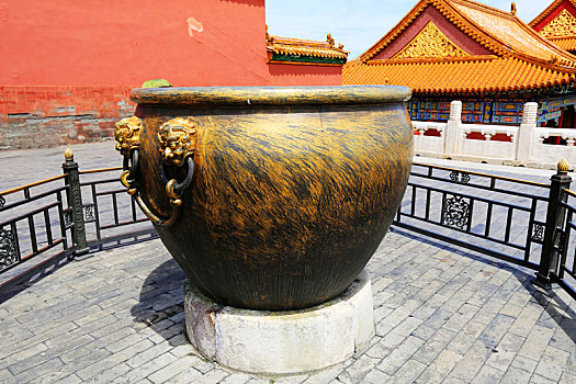 北京故宫太和殿前鎏金铜缸