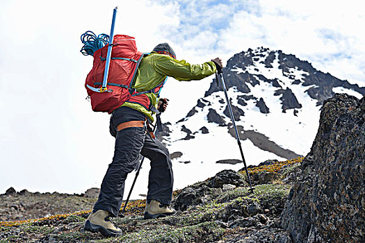 男性,登山,走,上坡,后视图,楚加奇州立公园,安克里奇,阿拉斯加,美国