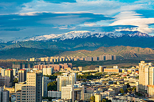新疆乌鲁木齐雪山背景傍晚城市风光