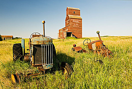 老,拖拉机,谷仓,背景,城镇,萨斯喀彻温,加拿大