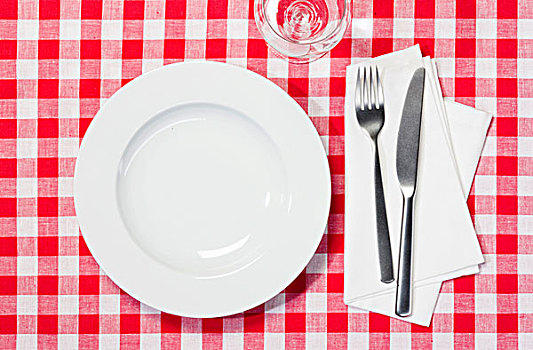 桌面布置,盘子,玻璃杯,刀,叉子,红色,白色,方格,桌布