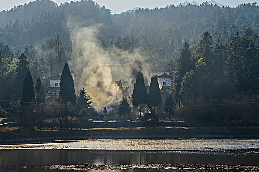 树,蓝,背景,池塘,倒影,烟,枯枝,寺庙,太阳,阳光,水,岸,淤泥,泥潭,村庄,山岗