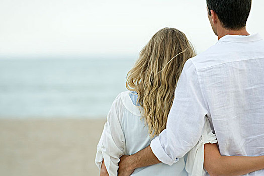 情侣,站立,一起,海滩,后视图