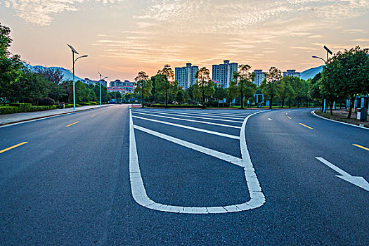 路面,道路,公路,景色,路,水泥路,柏油路,树,黄昏,夕阳,风光,风景