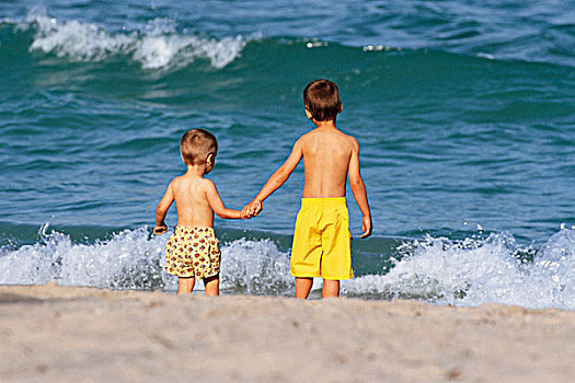 两个孩子,海滩