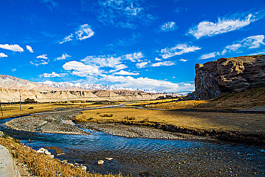 新疆,雪山,蓝天,白云,河流