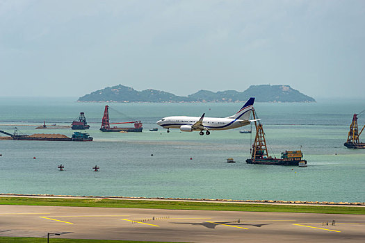 一架美国波音737的私人飞机正降落在香港国际机场