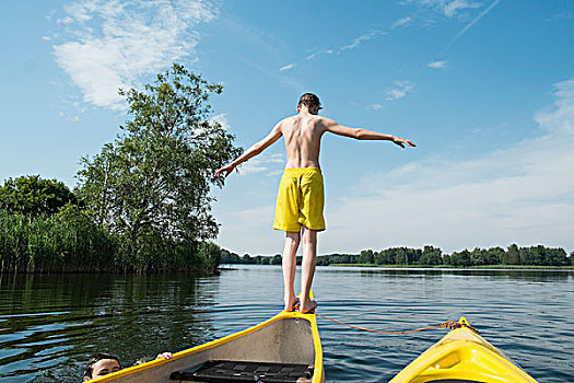 后视图,男孩,跳跃,独木舟,湖