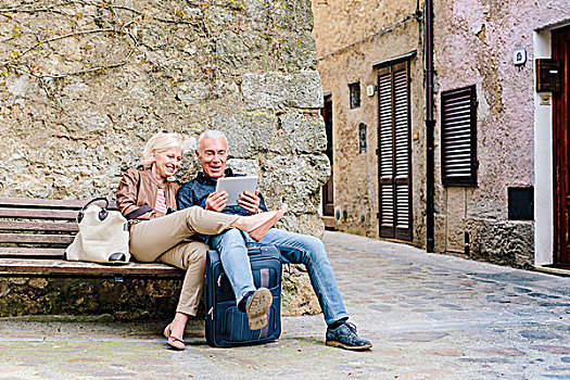 游客,坐,夫妇,长椅,看,数码,锡耶纳,托斯卡纳,意大利