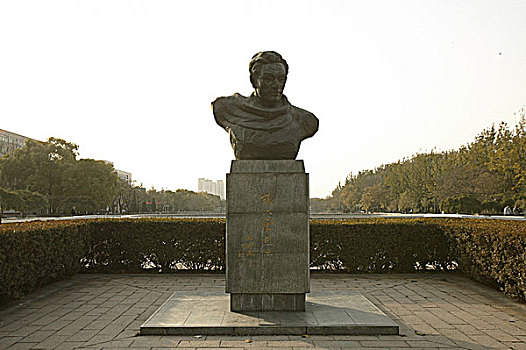 天津大学雕像