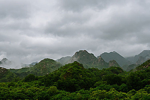 山峰间缠绕着云雾