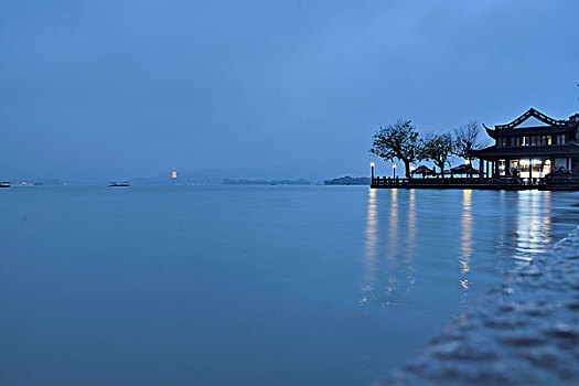 雨雾夜西湖