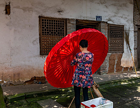 四川省泸州市江阳区分水岭镇工人给油纸伞牵线