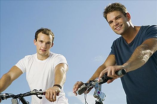 肖像,两个,年轻,男人,微笑,拿着,自行车