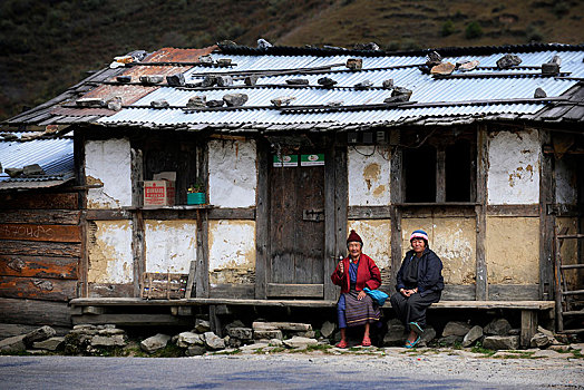两个,不丹人,女人,坐,正面,小,店,路边,地区,不丹,亚洲