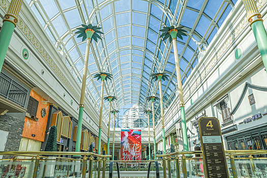 购物广场内部中庭购物回廊和玻璃天棚