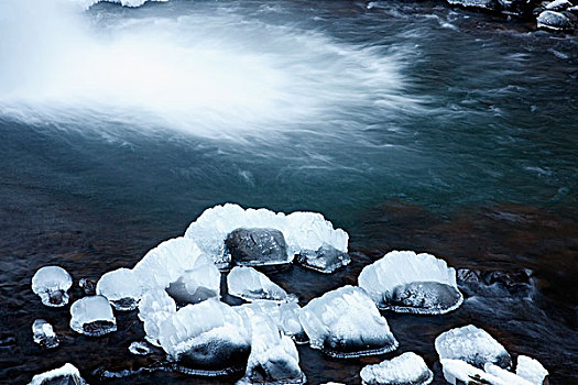 积雪,石头,浅水,河