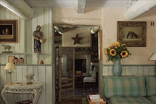 客厅,沙发,布,木墙,花束,向日葵,雕塑