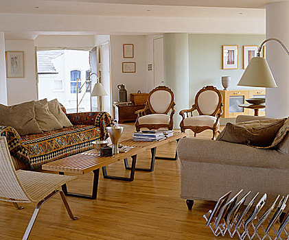 开放式格局,起居室,沙发,面对,长,木质,茶几,靠近,软垫,椅子
